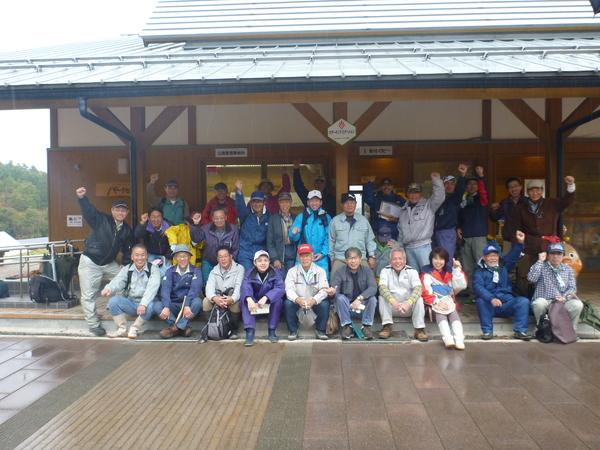 建物の屋根の下で撮影した森の健康診断参加者の集合写真